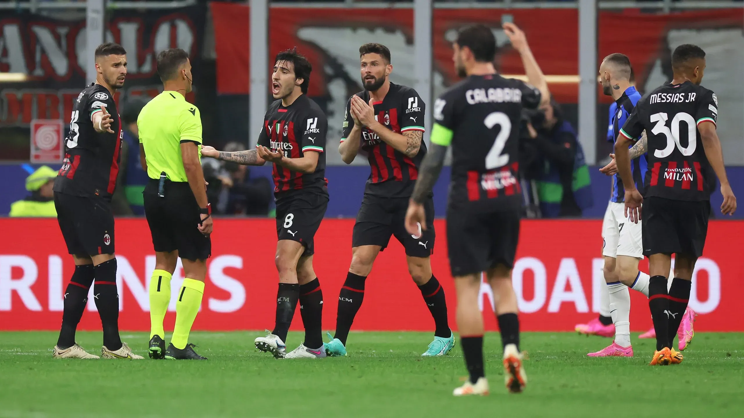 Milan perdió con el Inter en Semifinales de la Champions League por un resultado global de 3 a 0. Getty Images.