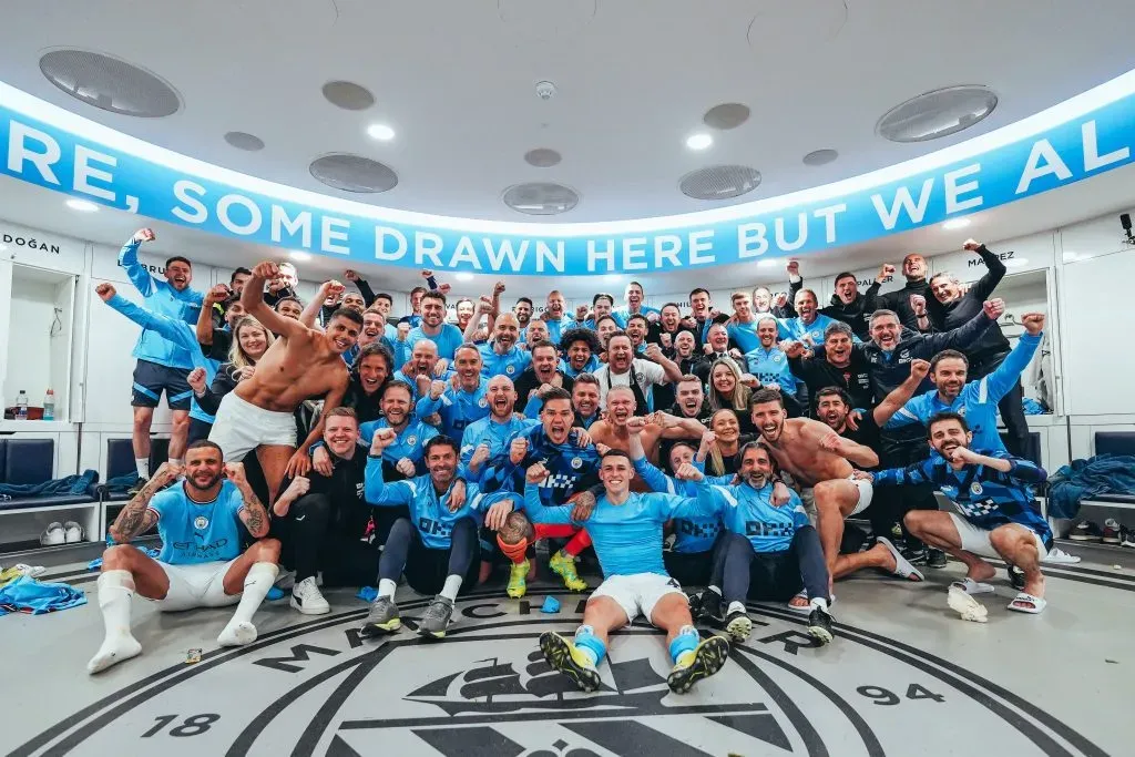 El festejo de los jugadores, personal y cuerpo técnico de Manchester City tras ganar a Real Madrid y pasar a la final de la Champions League.