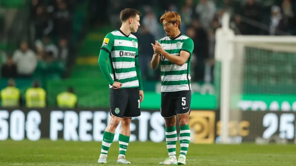 Manuel Ugarte, junto a Hidemasa Morita, ambos mediocampistas de Sporting CP a mitad de un partido en 2023.