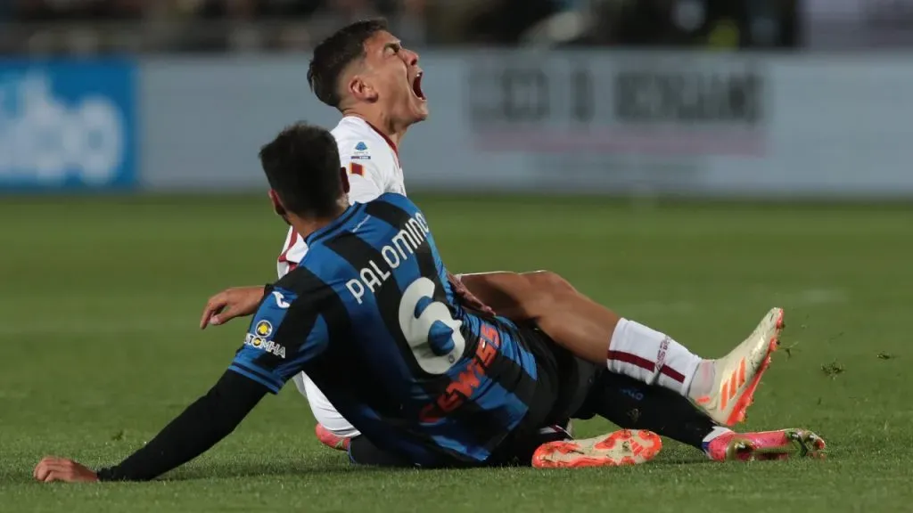 La patada de Palomino en el partido ante Atalanta empeoró la lesión de Dybala (Getty Images)