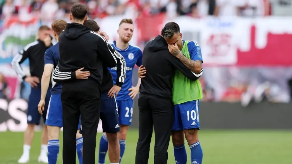 Rodrigo Zalazar, desconsolado por el descenso del Schalke 04 (Getty Images)