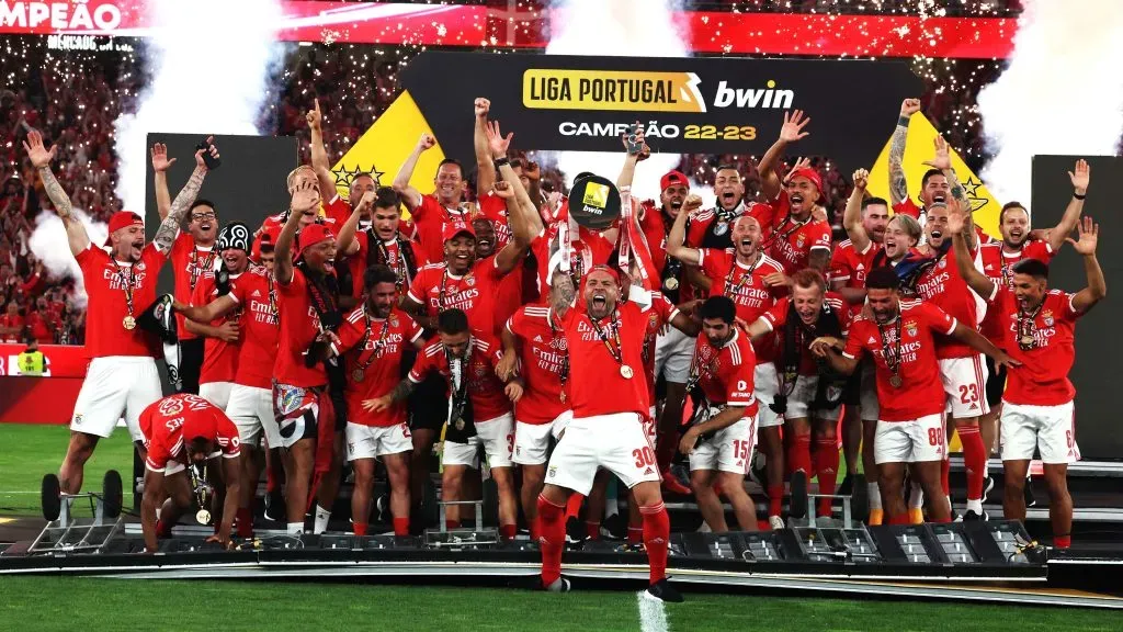Los jugadores del Benfica festejando el título de Primeira Liga número 38. @slbenfica