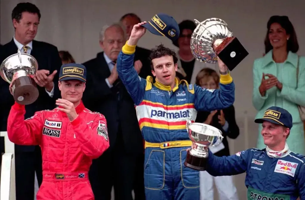 Panis festeja su triunfo en Mónaco, escoltado por David Coulthard (McLaren) y Johnny Herbert (Sauber) (Twitter)