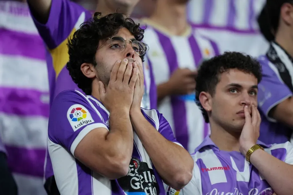 La desazón de los hinchas del Valladolid por el descenso en la última jornada. Getty Images.