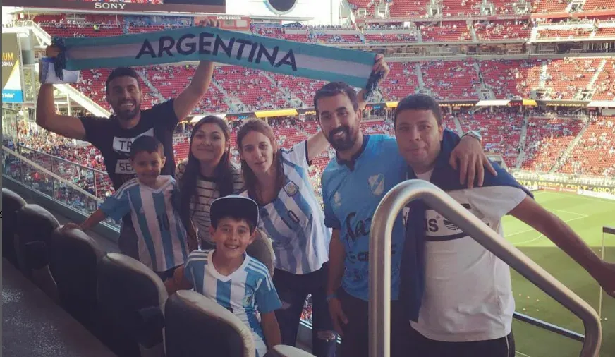 Javier Morales junto a sus amigos viendo a la Selección Argentina de Lionel Messi vs. Chile en la Copa América de los Estados Unidos. Instagram Javier Morales.