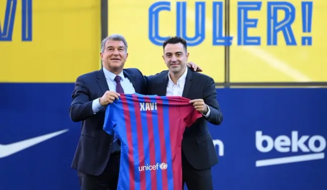 Xavi Hernández y Joan Laporta: Getty