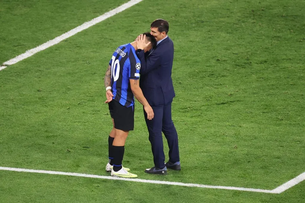 Zanetti lo consola a Lautaro tras la final. Getty Images