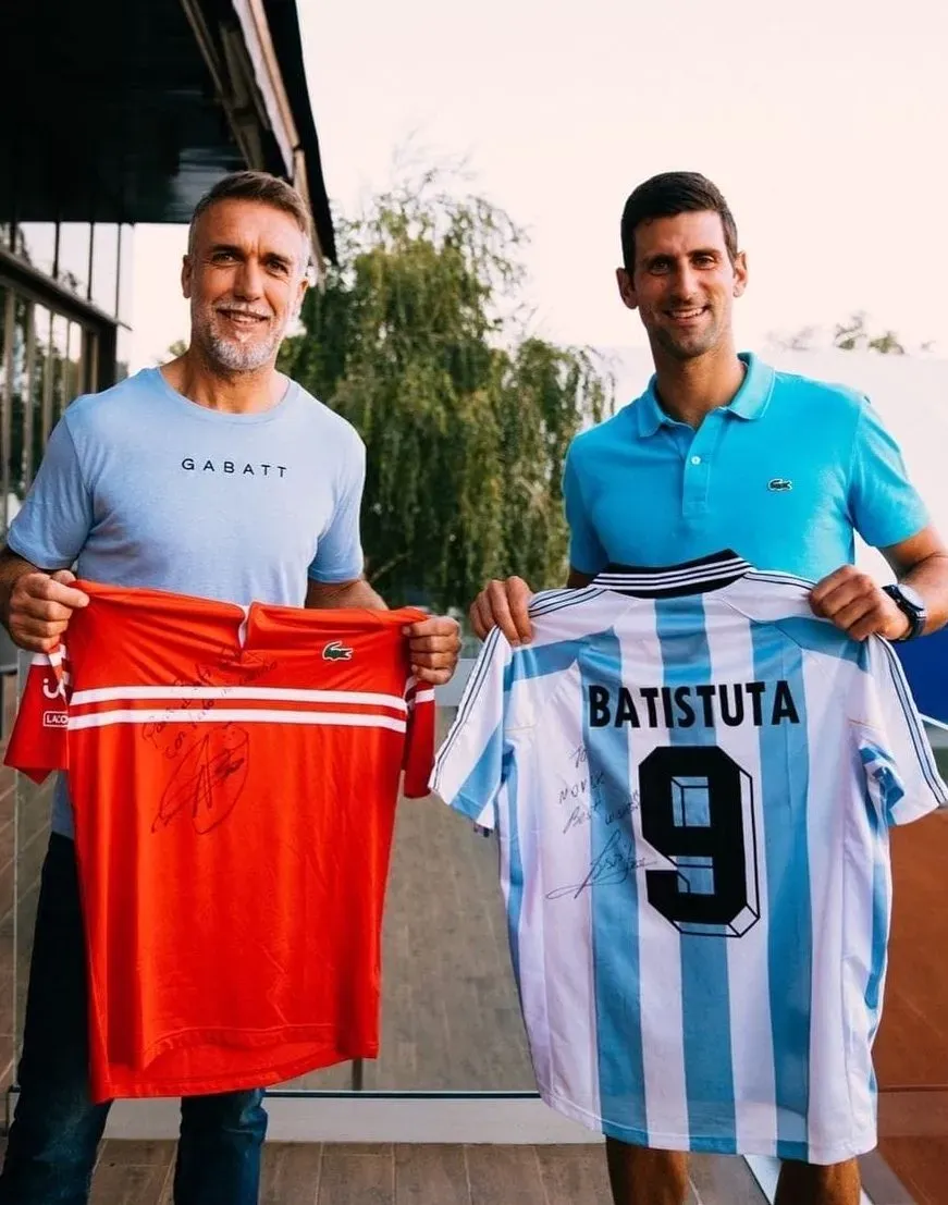 Batistuta en su encuentro con Djokovic.