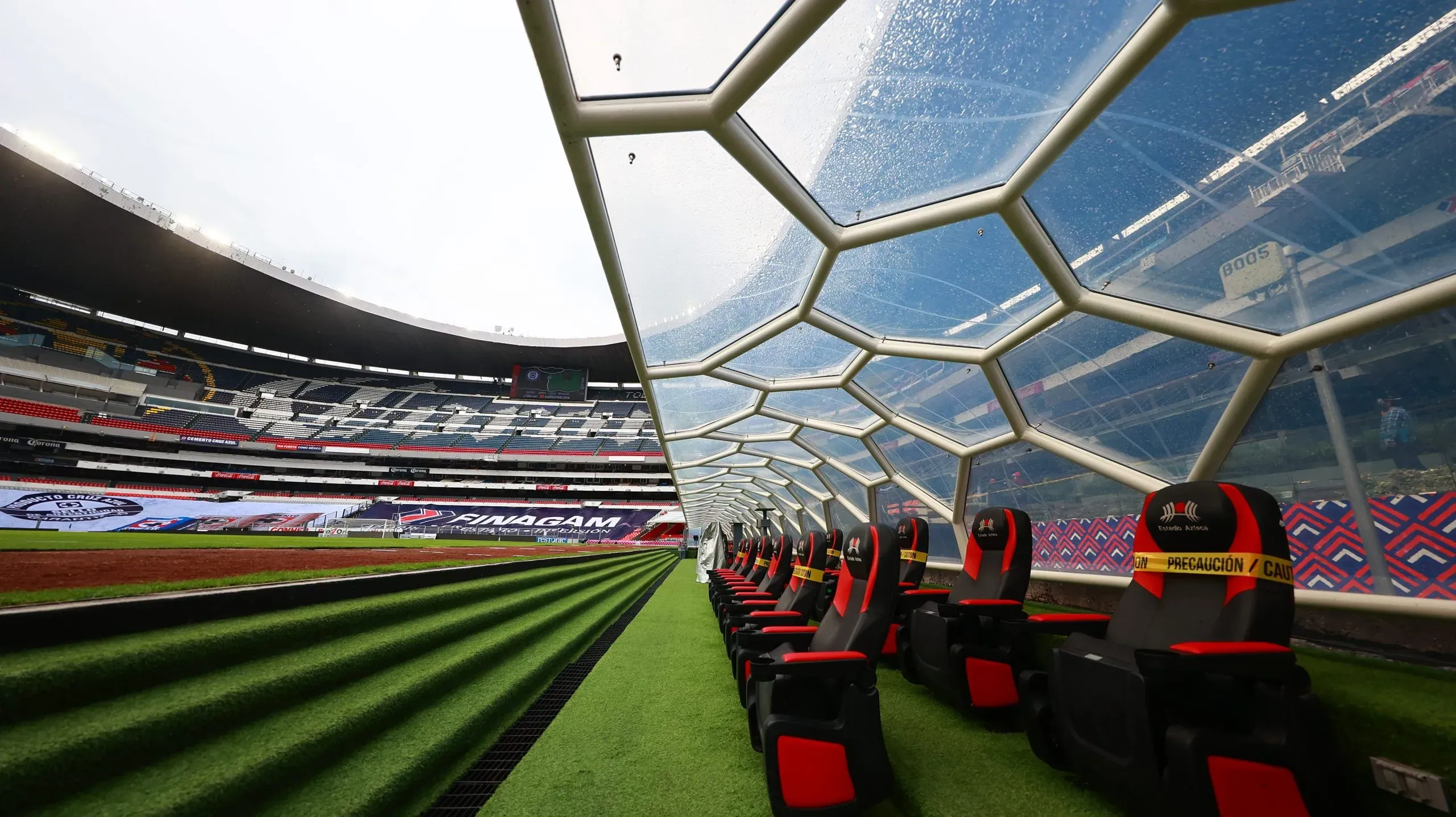 El banco de suplentes del Estadio Azteca quedó vacante con la salida de Diego Cocca. Getty Images
