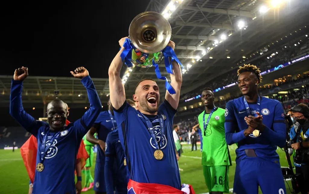PORTO, PORTUGAL – MAY 29: Mateo Kovacic of Chelsea celebrates with the Champions League Trophy following their team’s victory during the UEFA Champions League Final between Manchester City and Chelsea FC at Estadio do Dragao on May 29, 2021 in Porto, Portugal. (Photo by David Ramos/Getty Images)