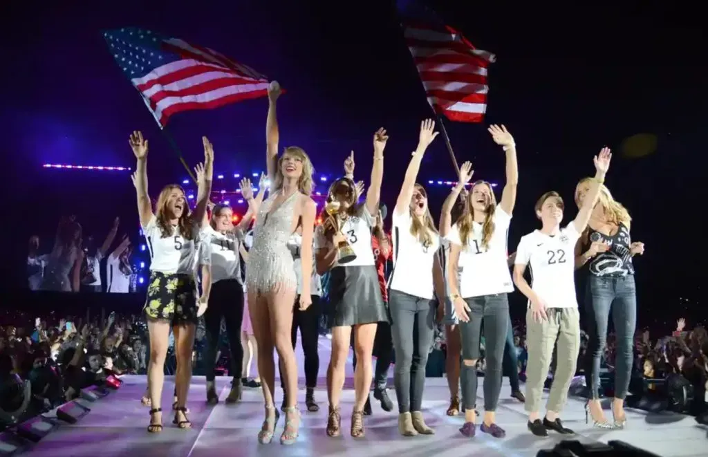 Taylor Swift y las jugadoras en 2015.