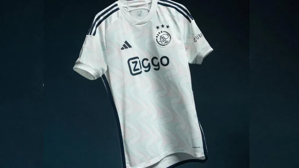 Ajax, por el momento, solo presentó su camiseta suplente.