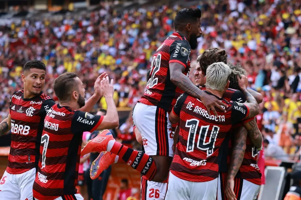 Flamengo podría volverse aún más terrorífico con Davinson en la defensa (Photo by Hector Vivas/Getty Images)