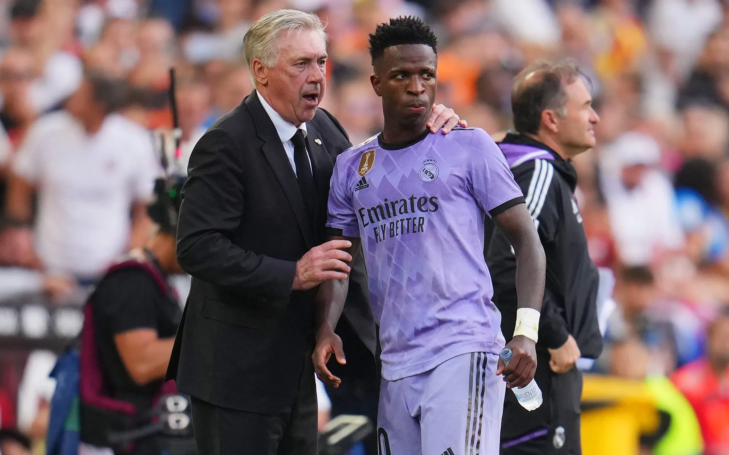 Carlo Ancelotti pasaría de dirigir a Vinícius en el Real Madrid a ser su entrenador en la Selección de Brasil. Getty Images.