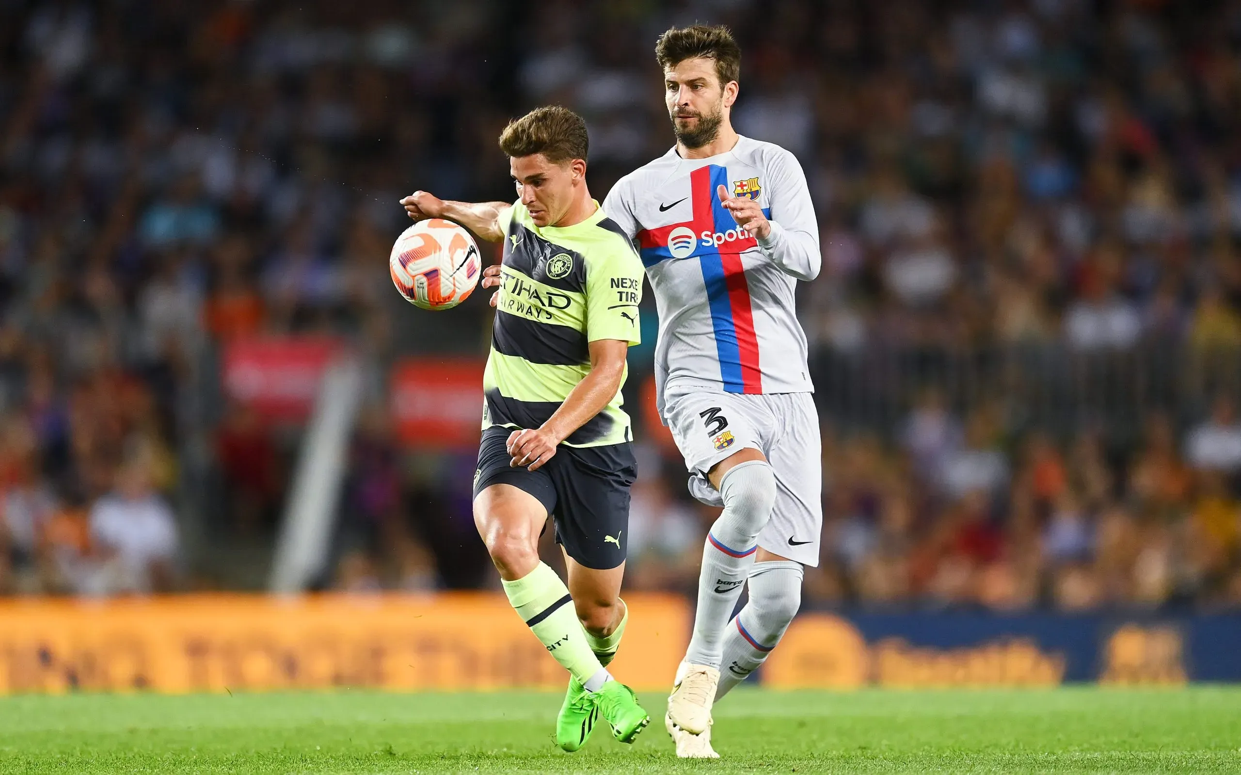 Julián Álvarez enfrentando al Barcelona en agosto del 2022 en el Camp Nou. Getty Images.