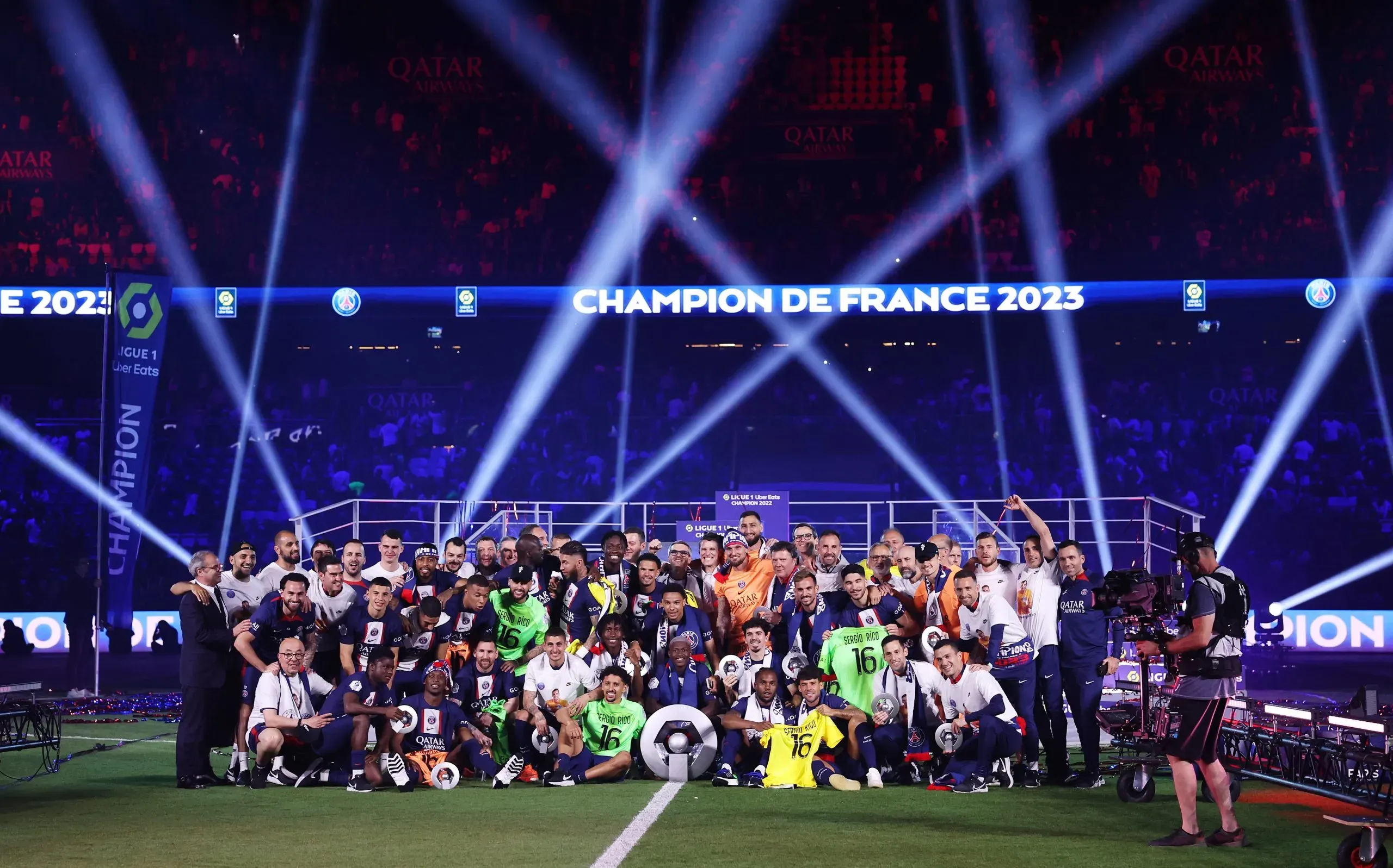 Lionel Messi en la celebración de la Ligue 1 con varios asientos vacíos en el Parque de los Príncipes. Getty Images.