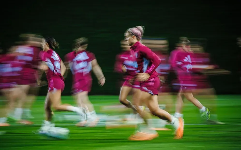 Alexia llegó a Australia con el pelo rosa por una promesa.