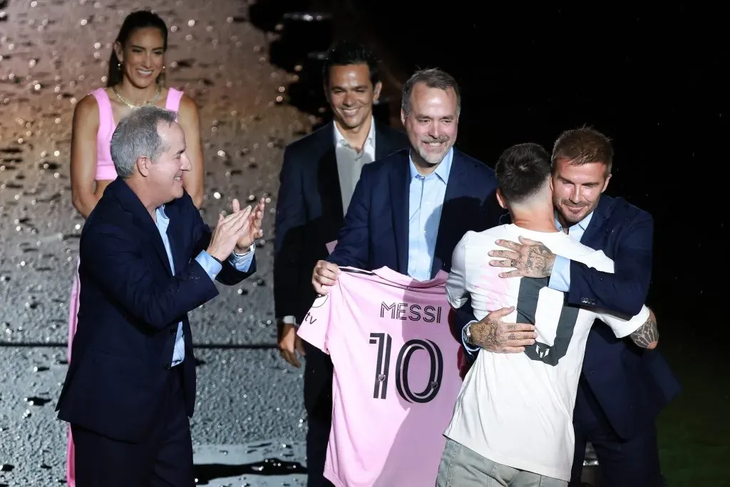 El abrazo entre Lionel Messi y David Beckham el día de la presentación. Getty Images.