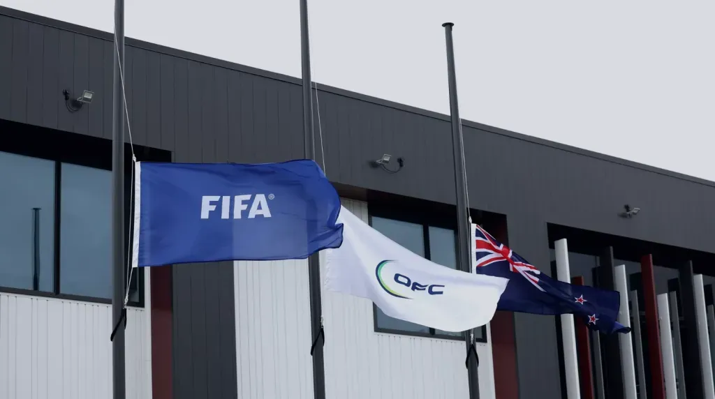 Las banderas de la FIFA, OFC y de Nueva Zelanda, a media asta en señal de duelo por lo ocurrido en Auckland. FIFA.com