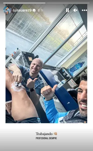 La publicación de Luis Suárez recibiendo tratamiento en su rodilla derecha.