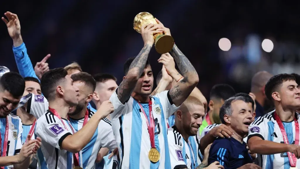 Cristian Romero regresó en enero como campeón del mundo (Photo by Clive Brunskill/Getty Images)