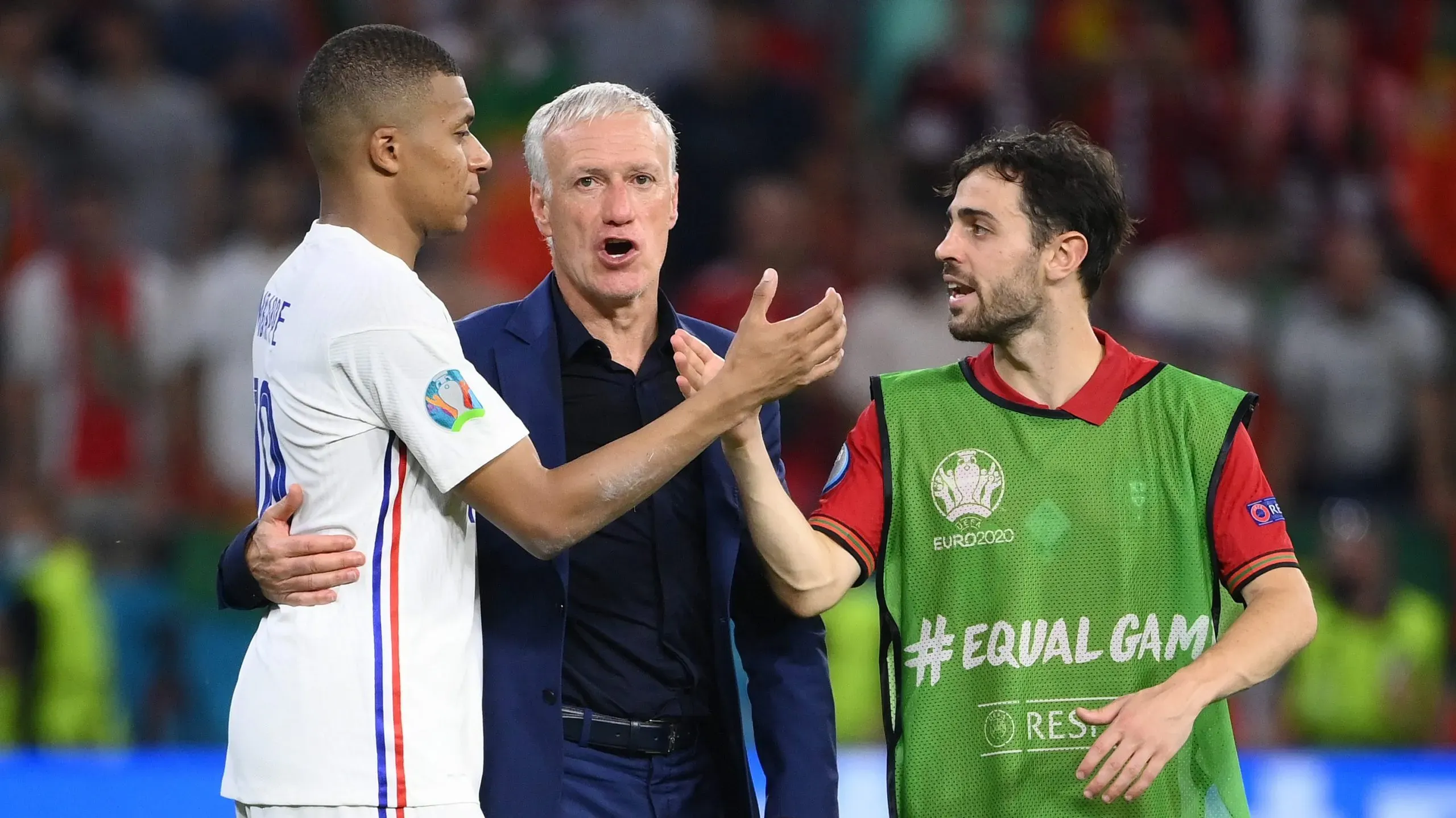 Kylian Mbappé y Bernardo Silva en un saludo cordial en la Euro 2020. Getty Images.