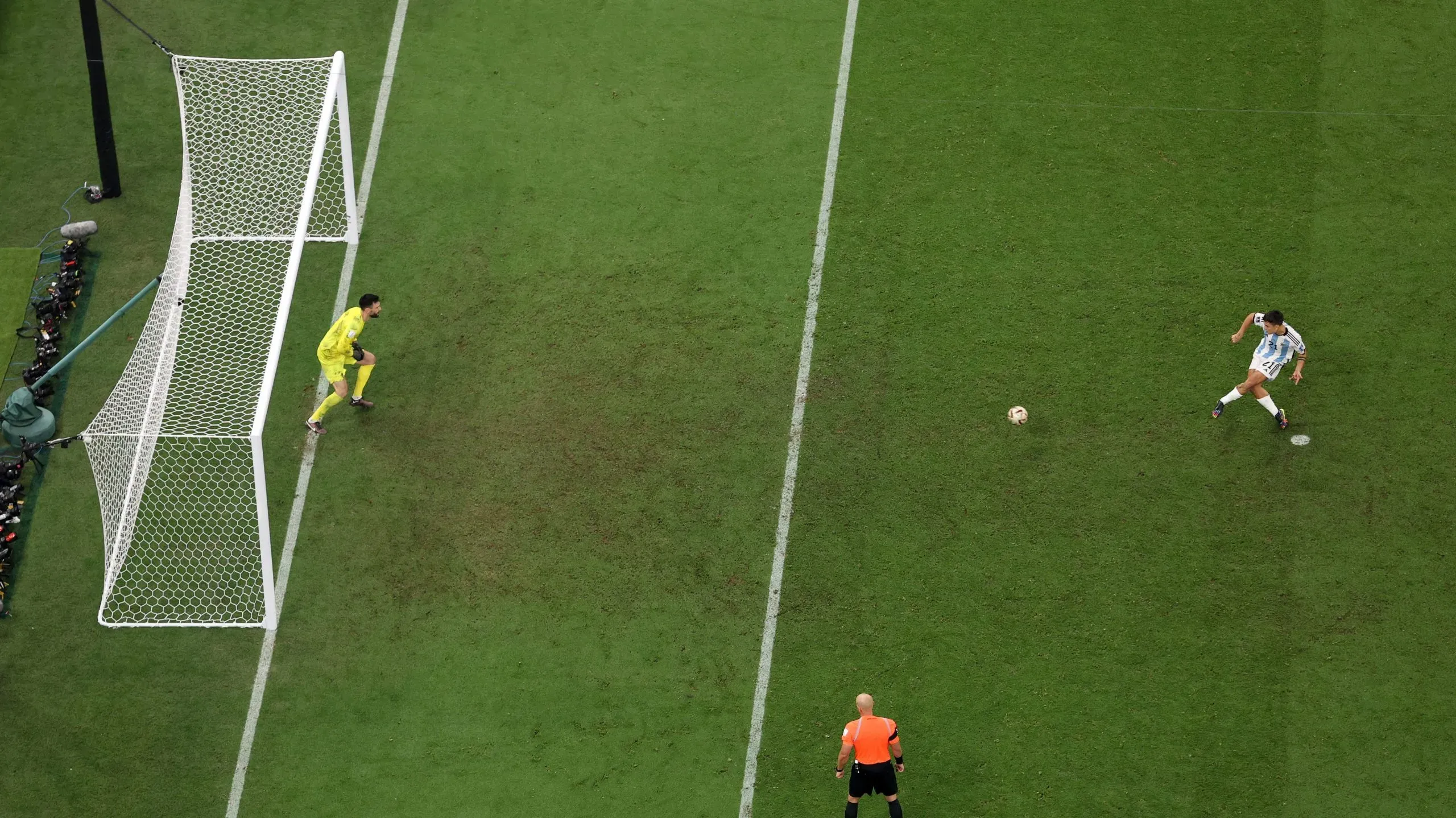 Hugo Lloris vs. Paulo Dybala en la Final de Qatar 2022. Getty Images.