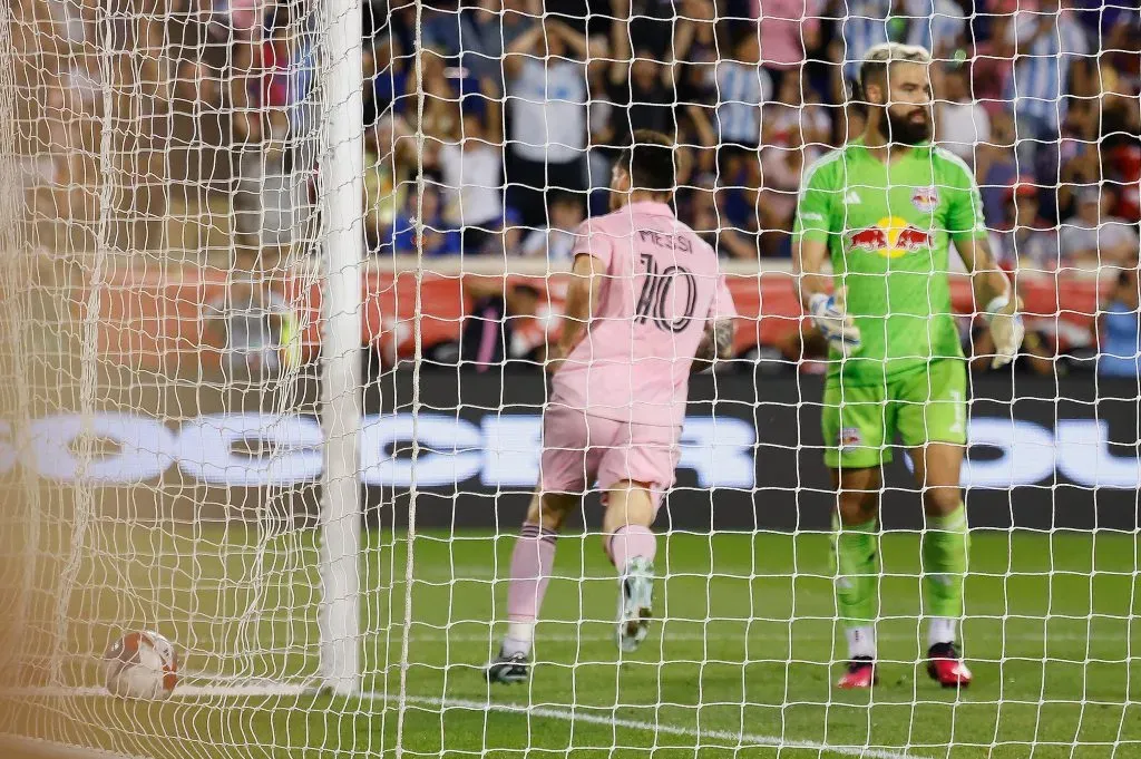 Messi sale a festejar su obra maestra ante la mirada resignada del arquero rival. (Foto: Getty).