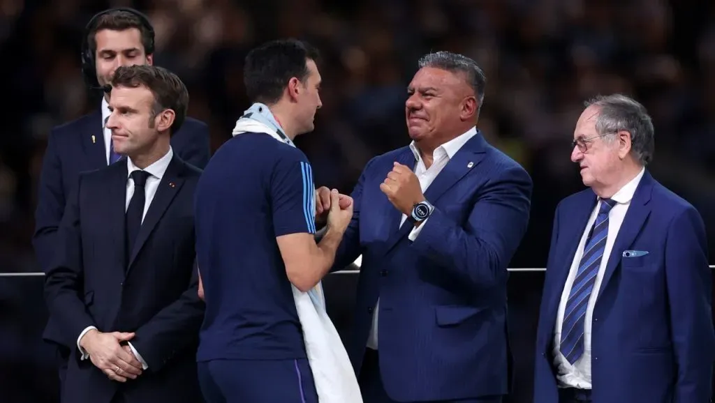 Scaloni y Chiqui Tapia tras el título de Qatar 2022 (Getty Images).