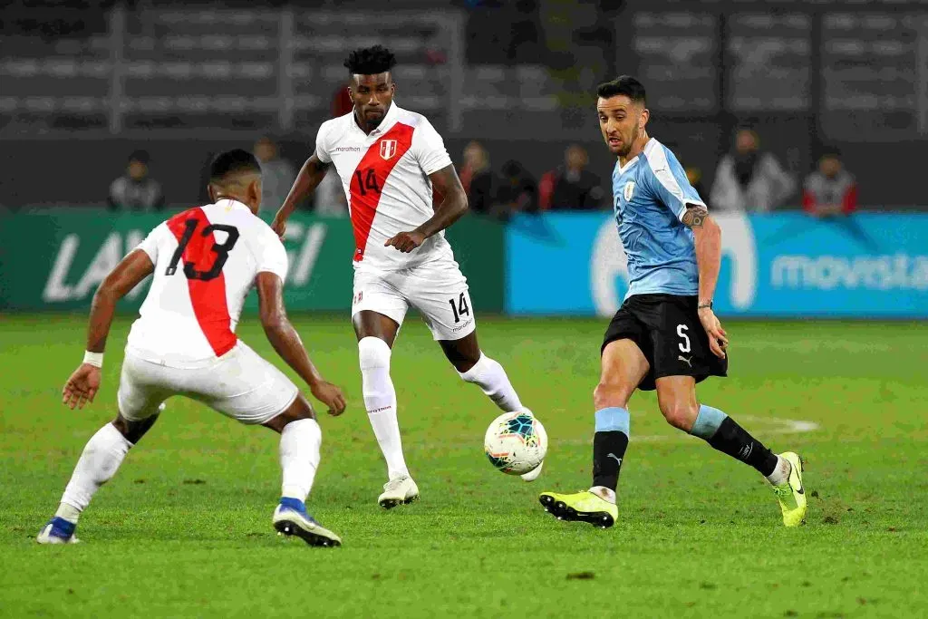 Carlos Ascues jugando un amistoso entre Perú y Uruguay