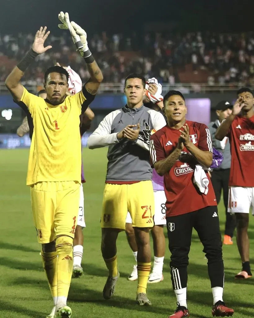 Pedro Gallese junto con el plantel de la Selección Peruana. Fuente: @labicolor