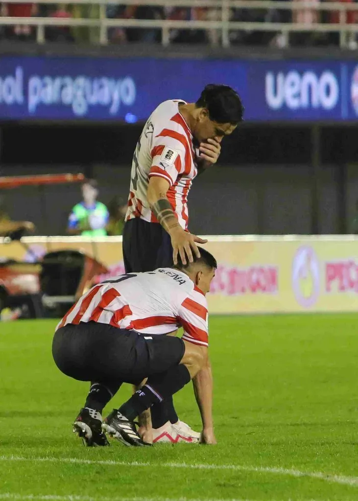 Jugadores de Paraguay lamentándose el empate ante Perú. Fuente: Getty Images.