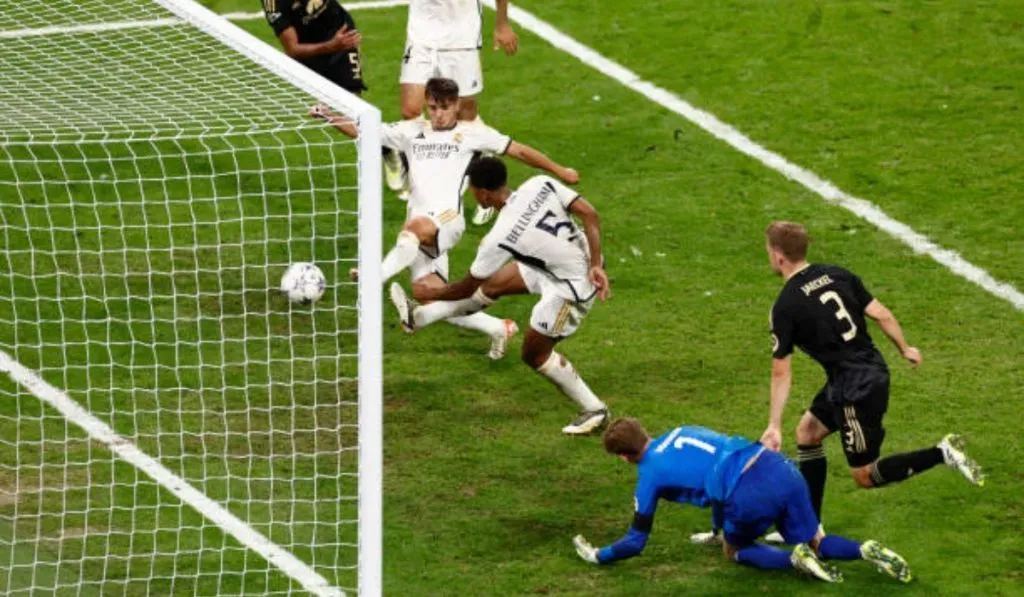 Césped del Bernabéu en el momento del gol de Bellingham: Getty Images