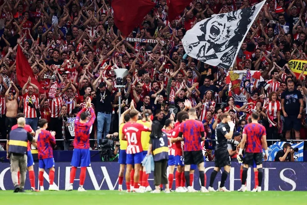 La celebración de los jugadores del Atlético de Madrid con su público tras la victoria 3 a 1 sobre el Real Madrid. Getty Images.