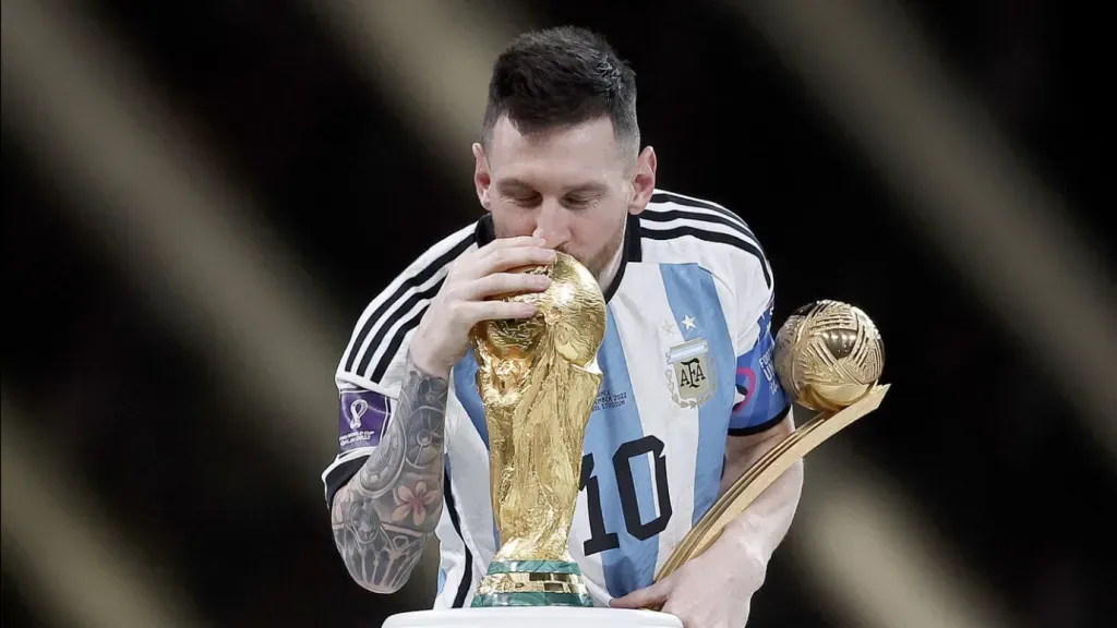 Lionel Messi besa la Copa del Mundo obtenida en Qatar 2022. Getty Images.