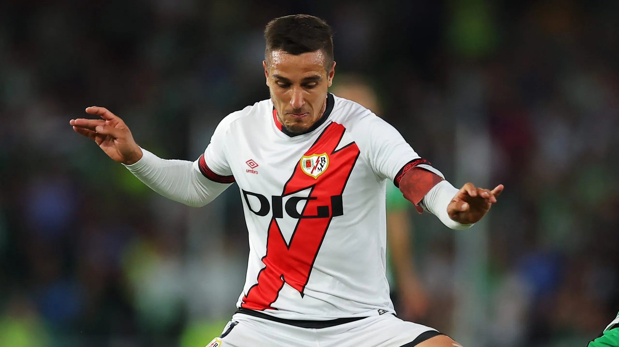 Oscar Trejo ya no llevará el brazalete de capitán dle Rayo Vallecano. Getty Images.