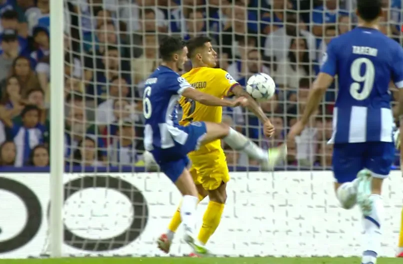 La jugada de Joao Cancelo pero que el VAR desestimó por mano previa de Porto