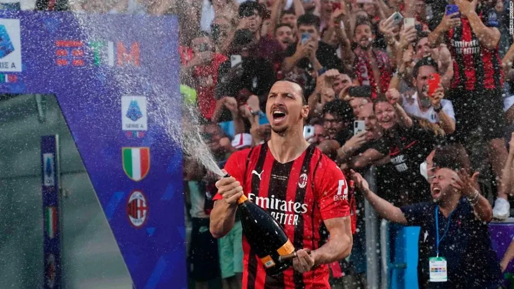 Zlatan celebrando su último título con el AC Milan.