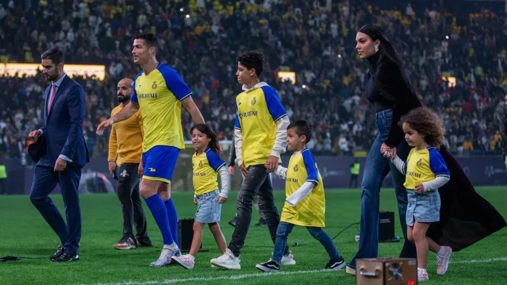 Cristiano Ronaldo y su familia, en su presentación con Al Nassr (Getty Images).