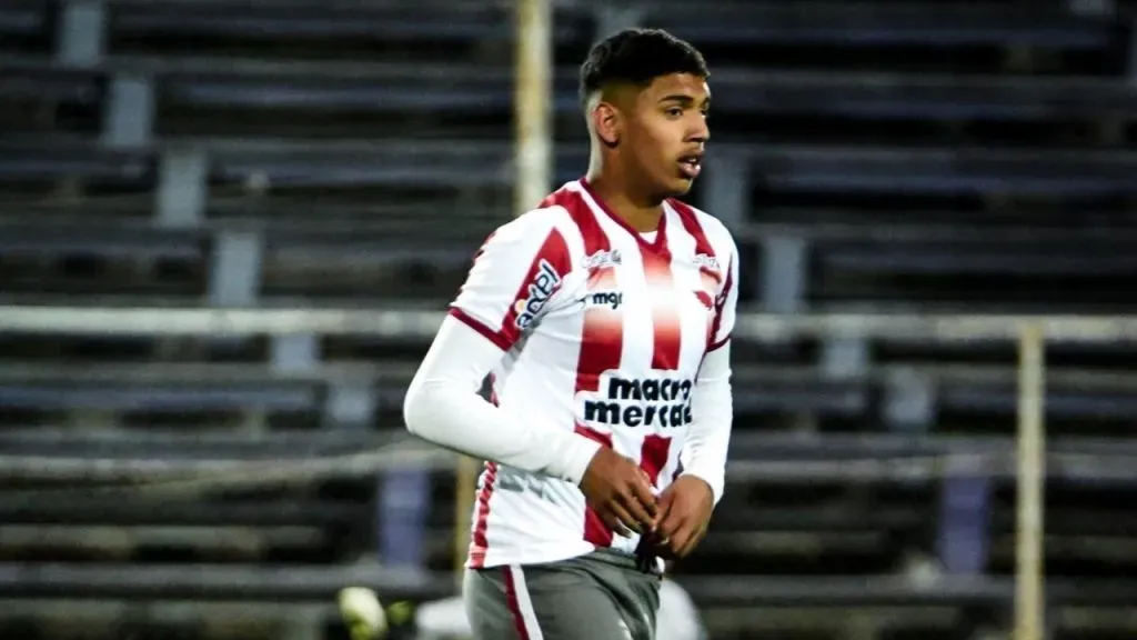 Ihojan Pérez, en su debut oficial con el primer equipo de River Plate (Twitter @cariverplateuru).