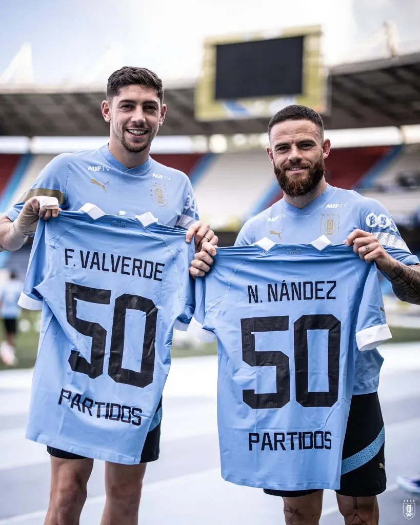 Valverde y Nández con su reconocimiento. (Foto: @Uruguay)