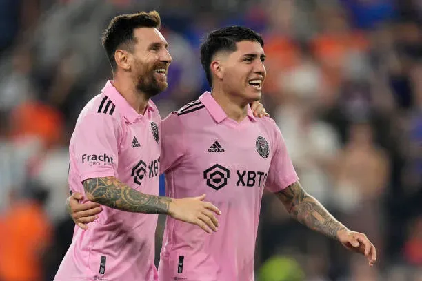 Hoy puede abrazar a su ídolo en los festejos de los goles, u ocupar su lugar cuando no está disponible. (Photo by Jeff Dean/USSF/Getty Images for USSF)