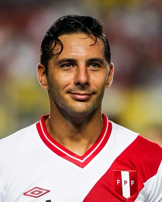 Claudio Pizarro jugando para Perú ante Chile por Eliminatorias. | Créditos: Getty Images.