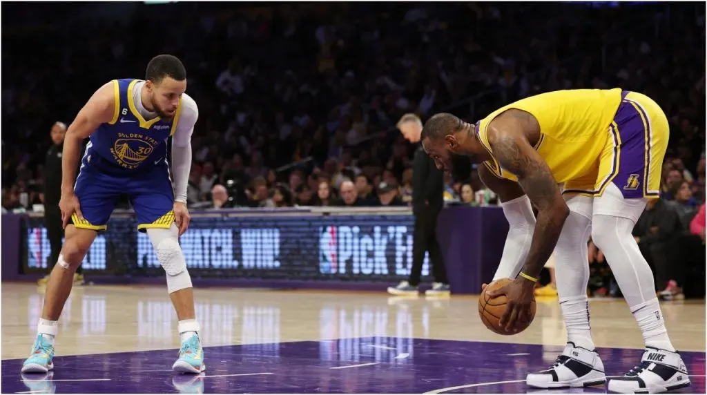 Stephen Curry y LeBron James disputando el esférico en un partido de la NBA (Foto: Harry How/Getty Images)