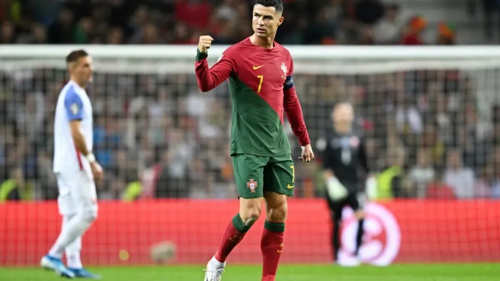 Cristiano Ronaldo y brazo en alto por su buen primer tiempo (Getty Images).