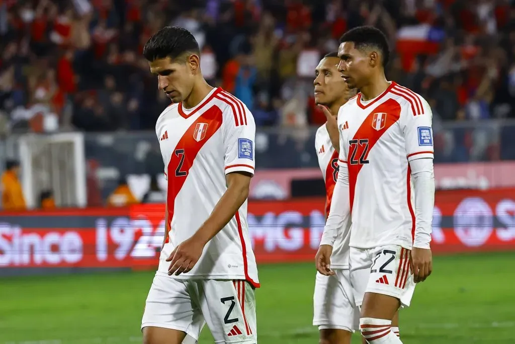 Luis Abram y Marcos López en la derrota de Perú ante Chile  (Photo by Marcelo Hernandez/Getty Images)