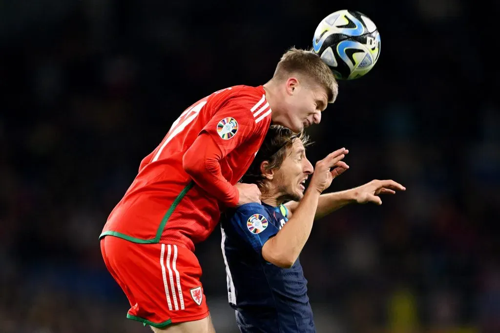 James le disputa una pelota a Modric. (Foto: Getty)