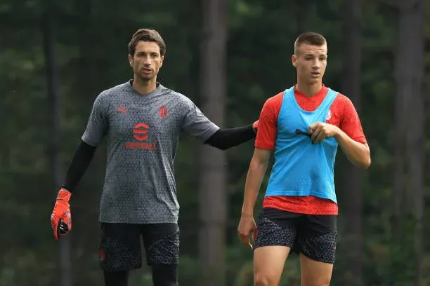 Antonio Mirante (40) y Francesco Camarda (15), entrenan juntos con el primer equipo del AC Milan. (Photo by Giuseppe Cottini/AC Milan via Getty Images)