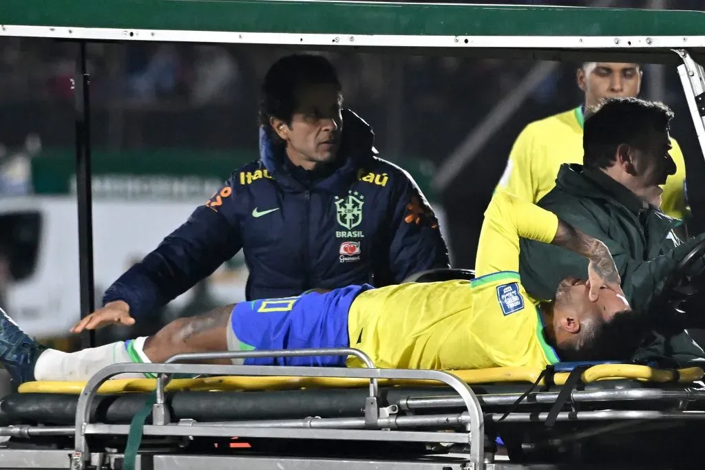 Neymar se retiró entre lágrimas del Centenario. Se especula con una rotura de ligamentos (Getty Images)