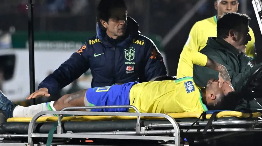 Así se retiró Neymar lesionado del partido Uruguay vs Brasil. (Foto: Getty Images)